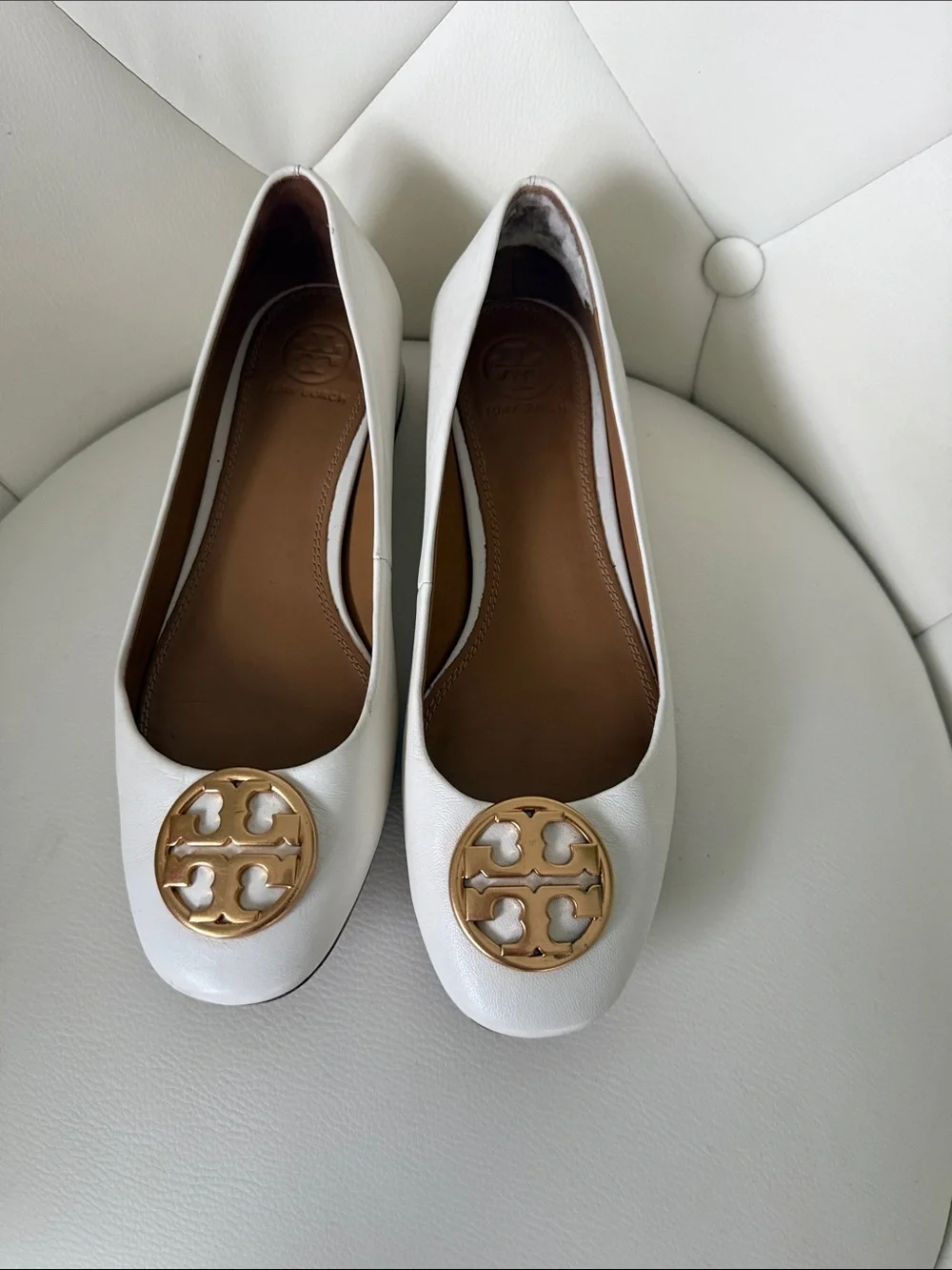 TORY BURCH WHITE GOLD LOGO CHELSEA HEELED BALLET FLATS 7US